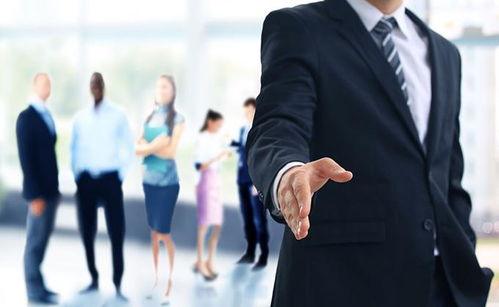 律师为客户讲解合同