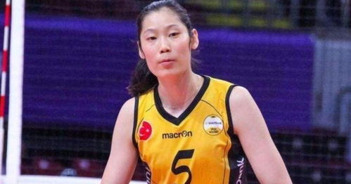 梁小静身穿国家队队服挥手致意