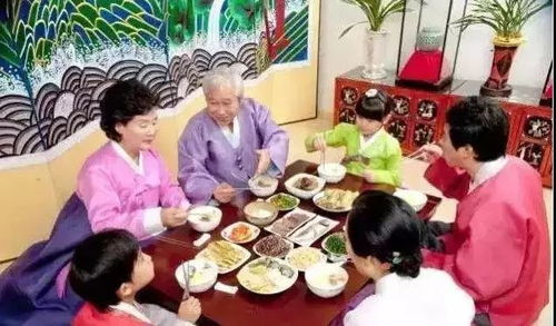 孩子坐在餐桌前发呆