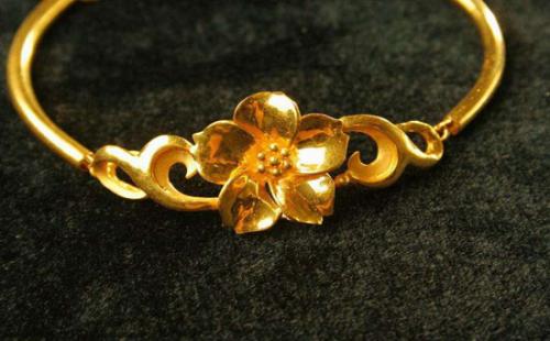 民警手持塑料袋内的黄金首饰