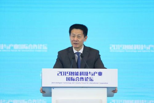 多位市长在台上演讲互动