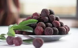 一碗新鲜杨梅摆放在桌上