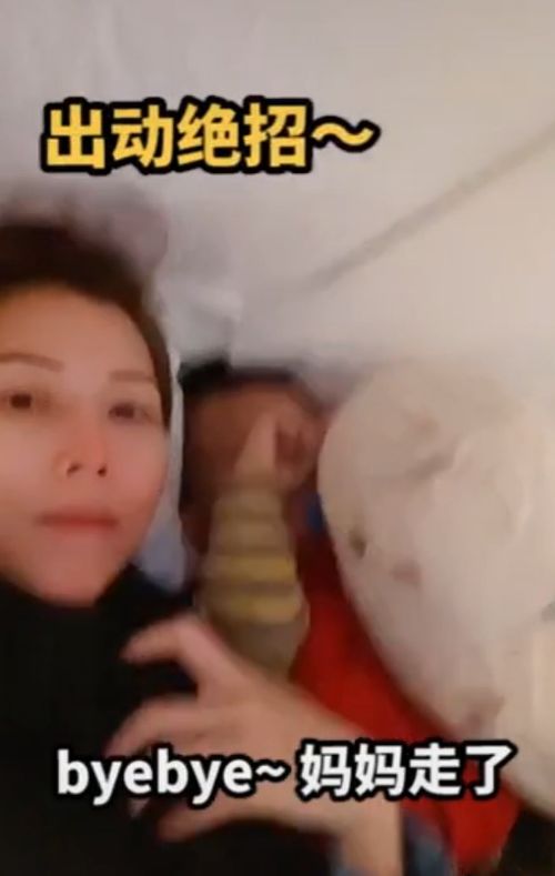 妈妈与宝宝温馨互动瞬间