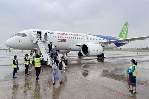 C919与ARJ21双机编队飞行表演