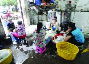 广州快餐摊用污水洗餐具引热议，网友：烫碗还有用吗？