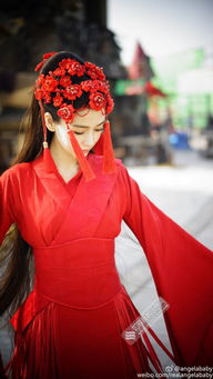 身穿红衣的女子站在街头