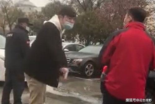 一位年轻人在教老人洗手