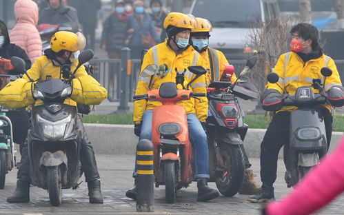外卖骑手雨天送餐场景照片