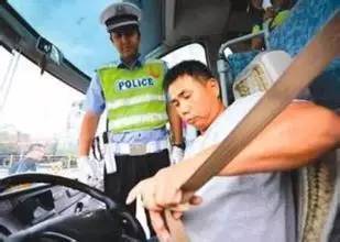 车辆排队等待通过收费站场景