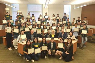 美国高校校园内的留学生合影