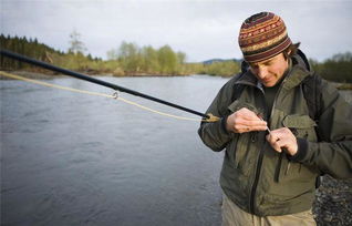 钓鱼爱好者在岸边合影画面