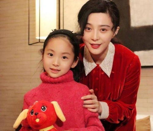 林晓与弟妹一起学习的照片