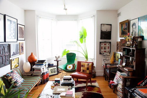 年轻人正在拼图