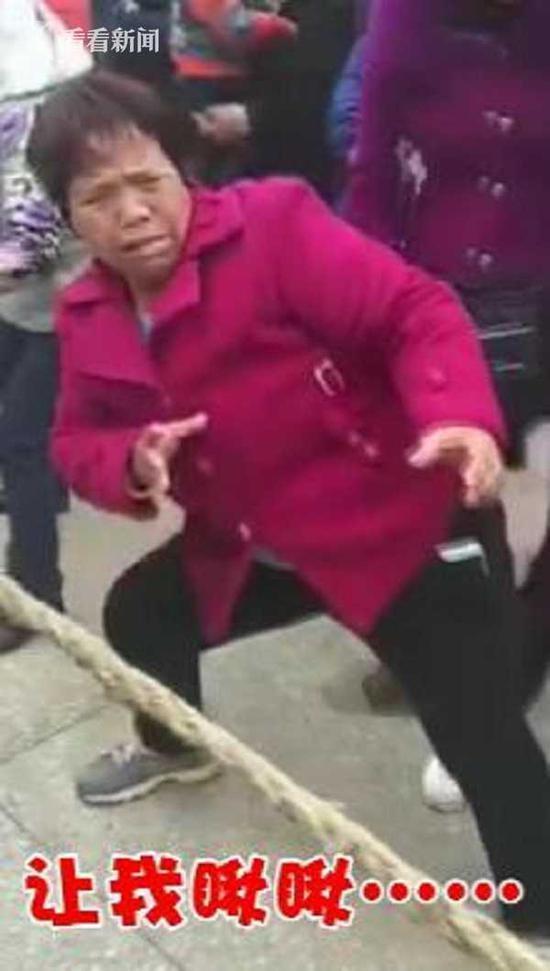 大妈傍晚敲鼓扰民引发业主对抗，社区矛盾何时休？