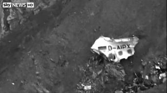 事故现场航拍图显示飞机残骸分布