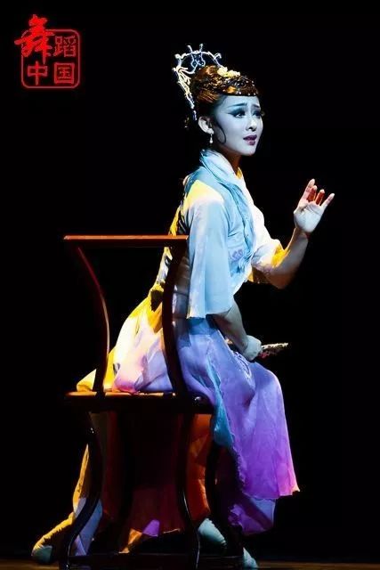 华宵一在舞台上演出现代舞