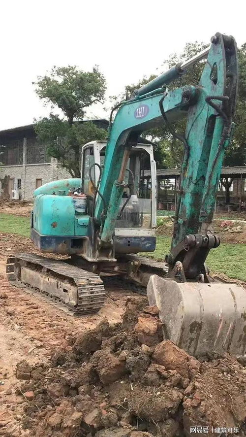 施工现场挖掘机正在清理违停车辆