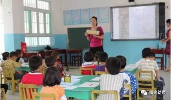 课堂上孩子们使用熊小玩进行编程学习