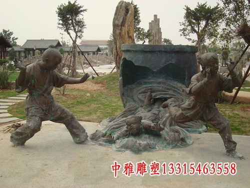 游客围观开封司马光砸缸雕塑拍照讨论