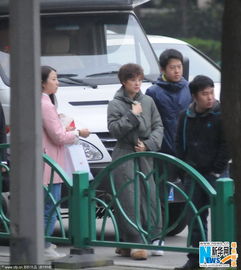 澳门街头居民笑容满面讨论现金发放新闻