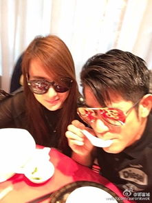 费爷与女友甜蜜互动场景