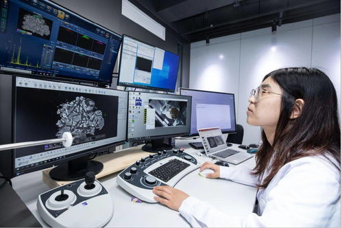 科研人员正在分析月壤样本