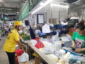 美团闪购配送员在街头穿梭场景图