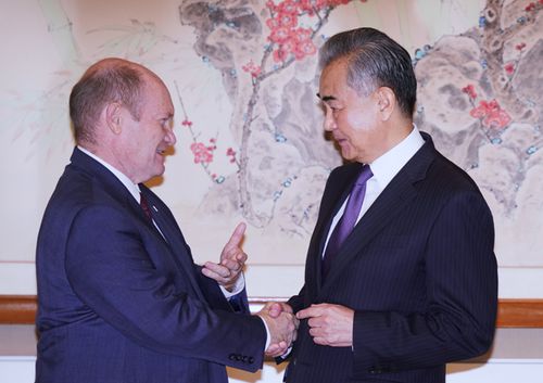 王毅与香港官员会面场景