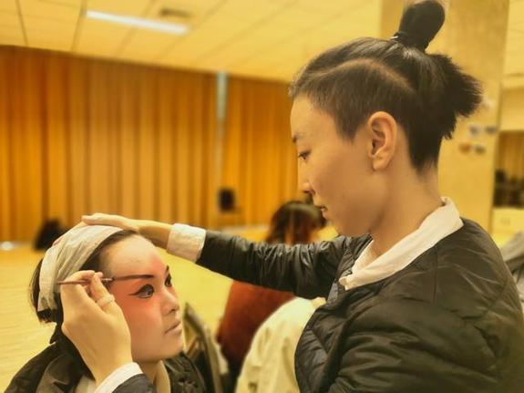 学生在课堂上体验化妆