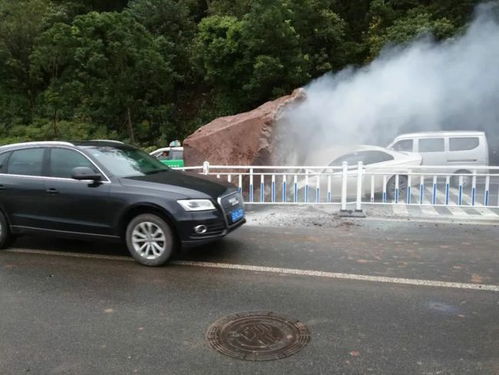 惊魂一刻！SUV遭巨石砸中翻车，游客亲历生死瞬间