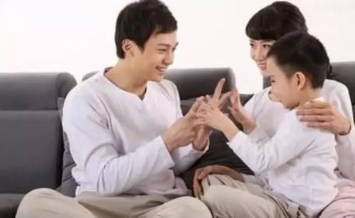 年轻夫妇在家中讨论孩子姓氏问题