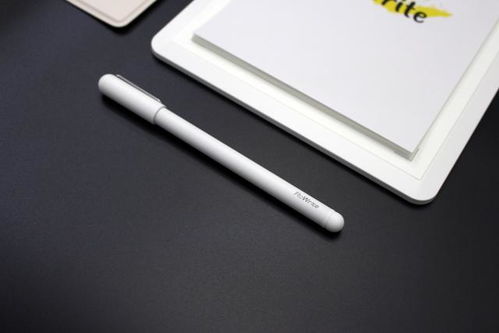 手写的日记本和台灯