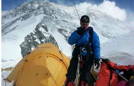 拓路者团队在珠峰搭建设备