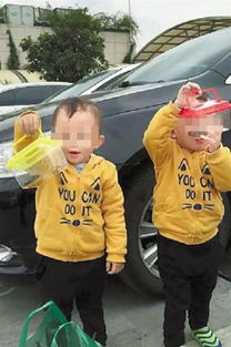 一家人在阳台上看着小乌龟