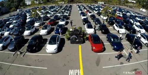 马斯克在特斯拉工厂视察的场景