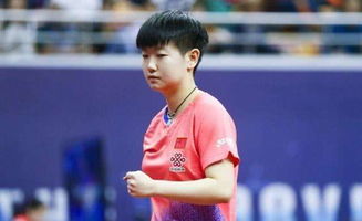 孙颖莎低头沉思训练场