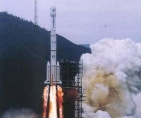 长征三号乙运载火箭在发射台前