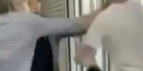 店长制服骚扰男子过程