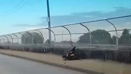 行车记录仪拍摄到的火流星坠落过程