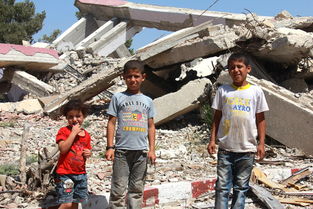 加沙地带儿童在废墟中寻找食物