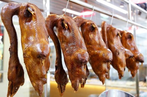 卤鹅哥在直播间介绍产品