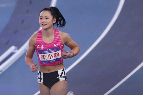 梁小静在南京室内田径世锦赛领奖