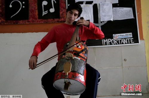 音乐家演奏大提琴