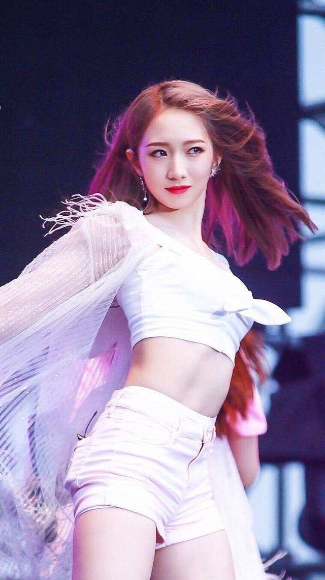 廖智身穿红色舞裙在舞台上表演