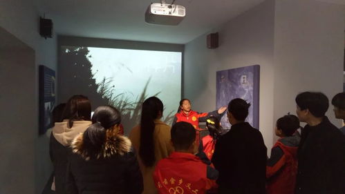 大学生在博物馆做志愿讲解员