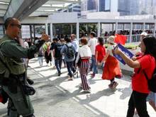 市民在街头热议反腐事件