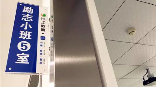 教室门上182cm身高线成男生低头线，谁在定义‘高个子’的标准？