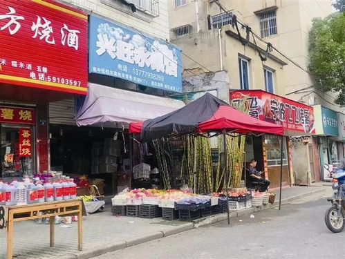 金店门口堆放的垃圾袋