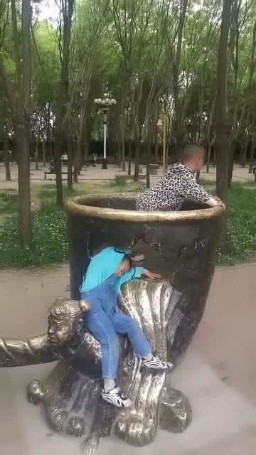 开封公园“司马光砸缸”雕塑惹争议，网友直呼像猴？真相来了！