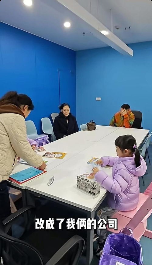 两个人坐在咖啡馆里讨论目标清单